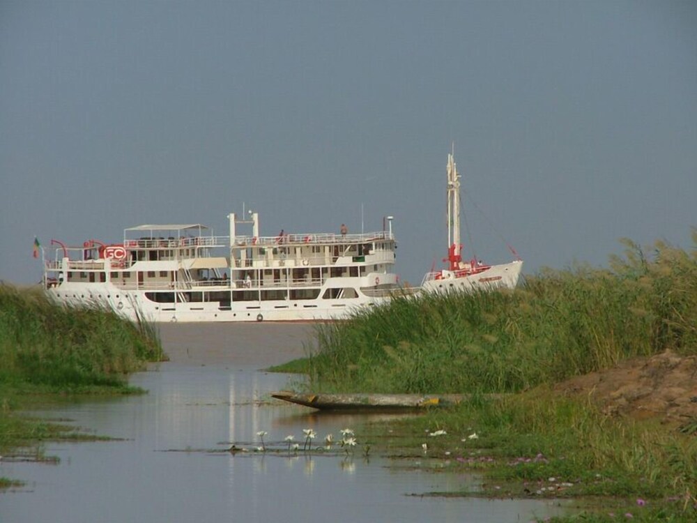 Croisi re sur le Bou El Mogdad in Saint-Louis, Senegal