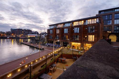 The Boat House Apartment by Cliftonvalley Apartments — 4-Star Luxury Hotel in Bristol, United Kingdom