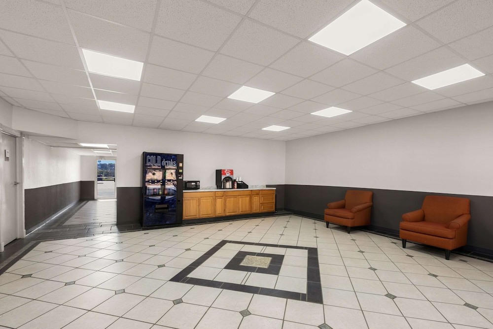 Econo Lodge Commerce - photo 46