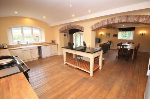 Country Retreat hot tub games room dog friendly