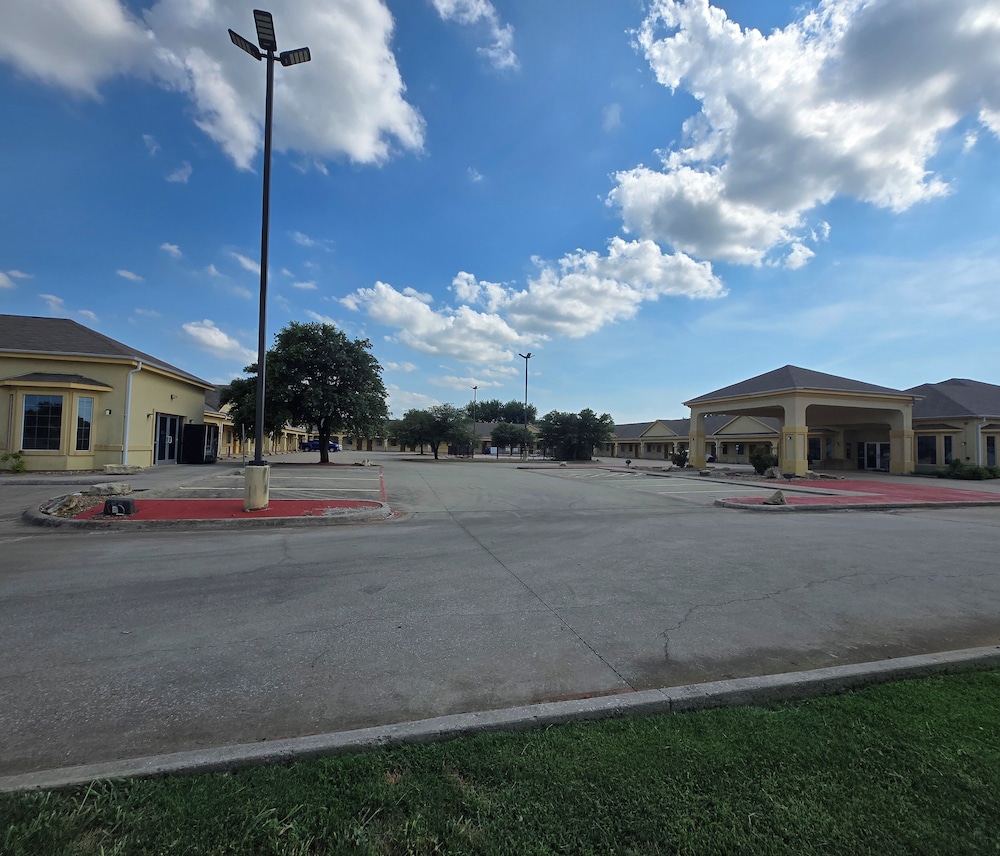 Whitesboro Inn & Suites - photo 18