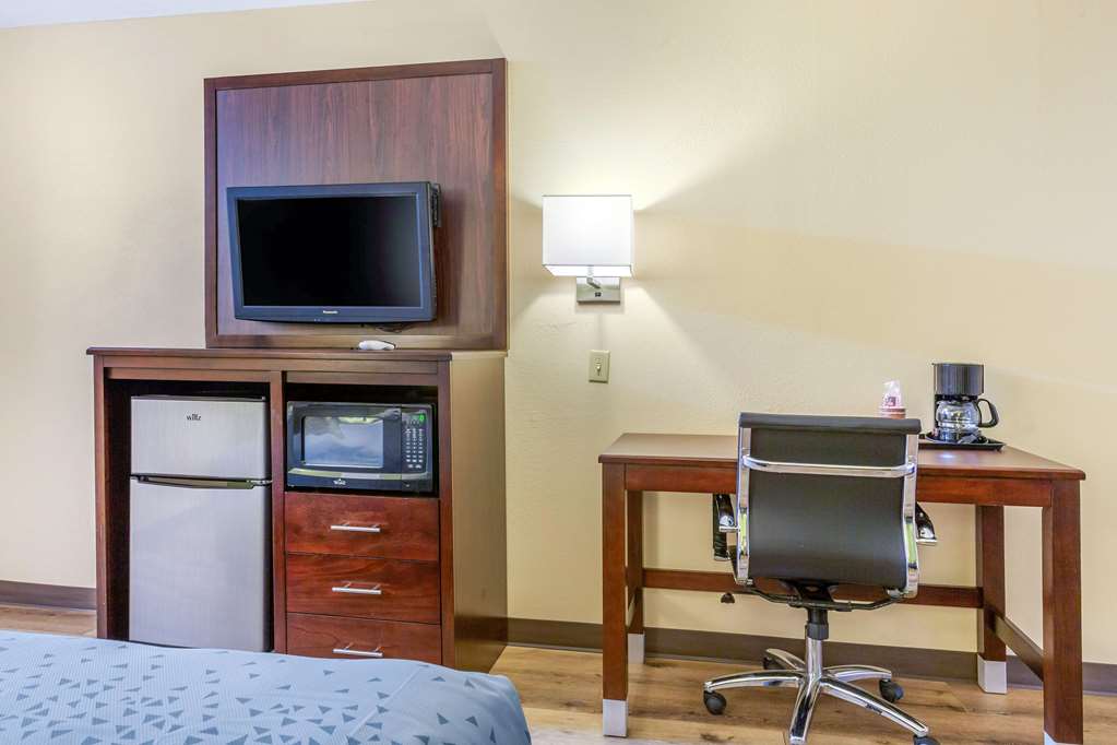 Econo Lodge West Coors Blvd - photo 14