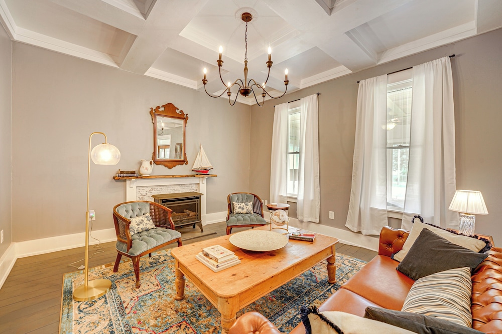 Spacious Vintage Gem w Sunroom in Manistee — hotel in Manistee