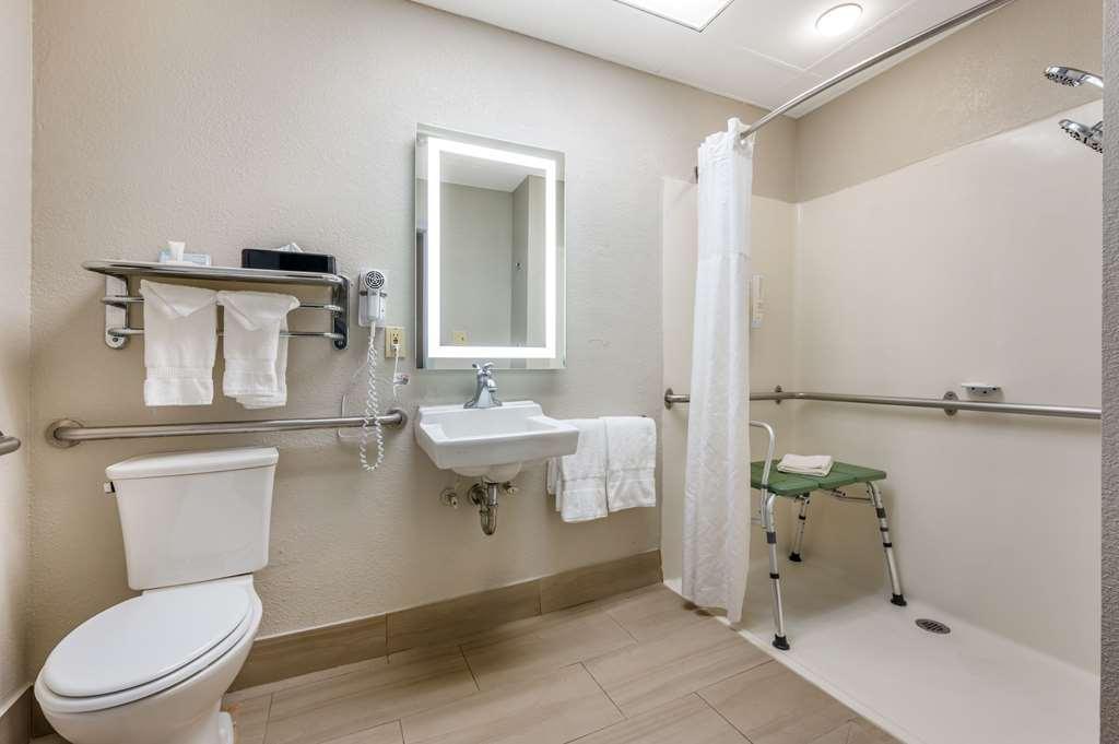 Clarion Pointe Louisville East - photo 8