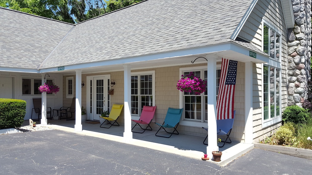Captain's Quarters Motel - photo 46