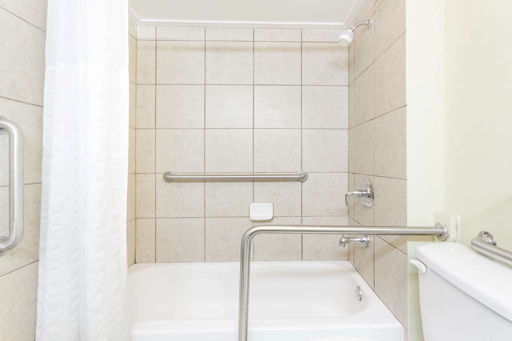 Days Inn by Wyndham Pensacola Historic Downtown - photo 13