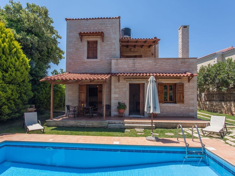 Traditional Stone Villa Phaedra With Private Pool Near Beach — 4-Star Luxury Hotel in Rethymno, Greece