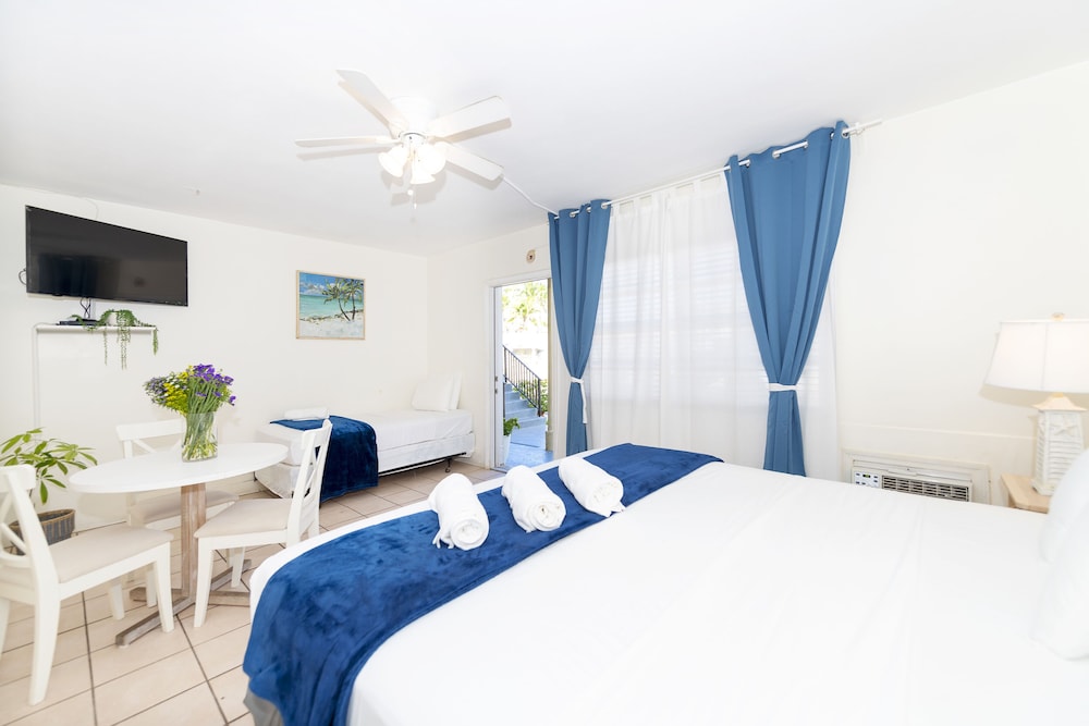Tropic Isle Hotel and Apartment - photo 10