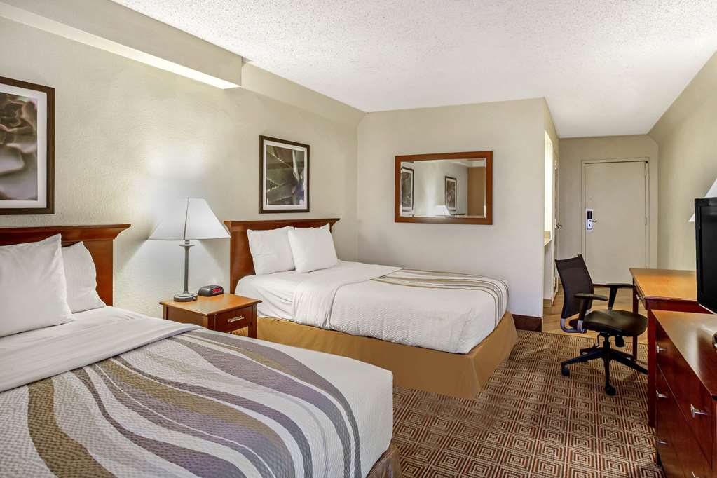 La Quinta Inn & Suites by Wyndham Stamford New York City - photo 35