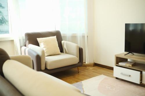 2BR Stylist Rare Find China Town
