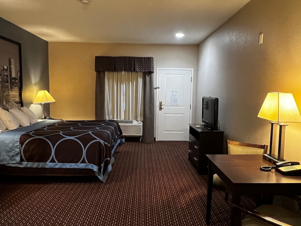 Super 8 by Wyndham Center - photo 13