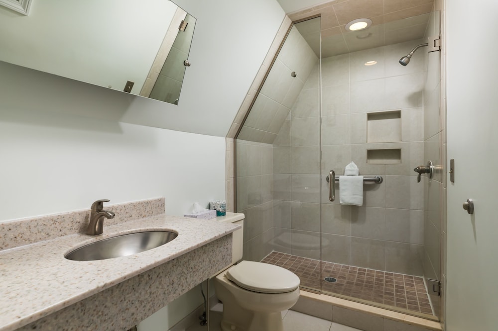 Old Harbor Inn - photo 15