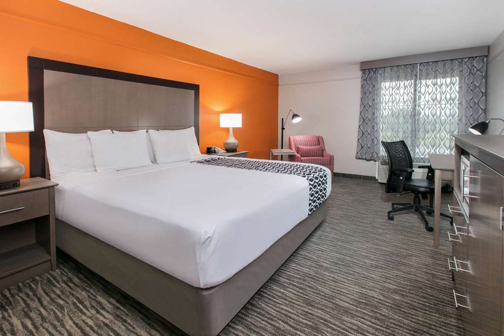 La Quinta Inn & Suites by Wyndham Fredericksburg - photo 20