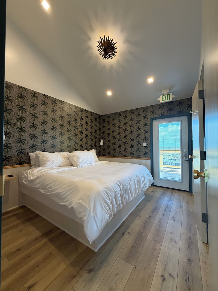 The Breeze Beachfront Resort - last minute hotel in Surfside Beach
