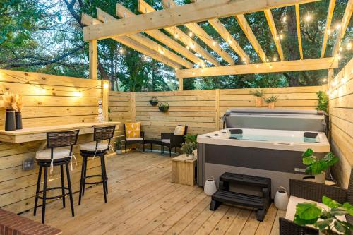 Hot Tub Fire Pit 4BR Oasis in Raleigh, United States