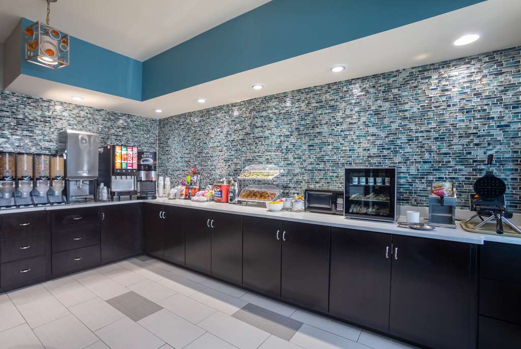 La Quinta Inn & Suites by Wyndham Oxford Anniston - photo 49