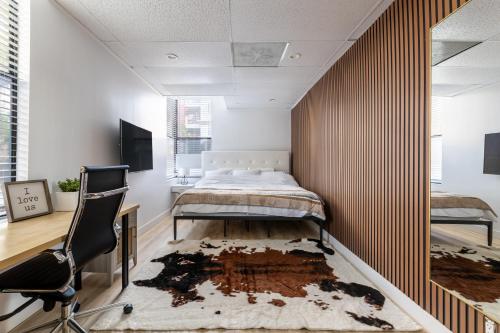 Quiet King bed Westward Room in heart of Pasadena in Pasadena, United States