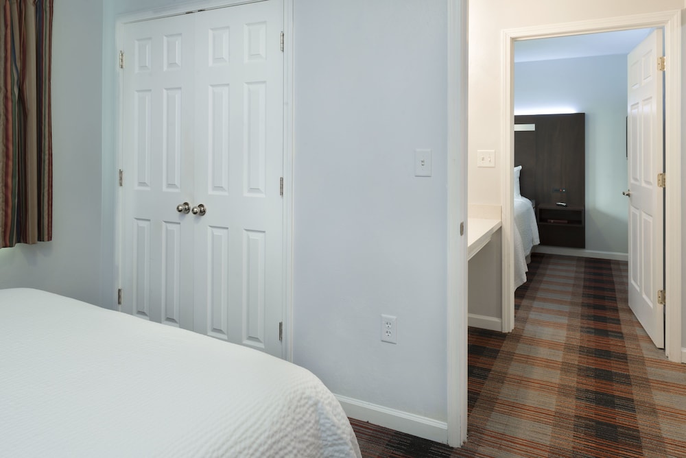 Luxbury Inn & Suites - photo 6
