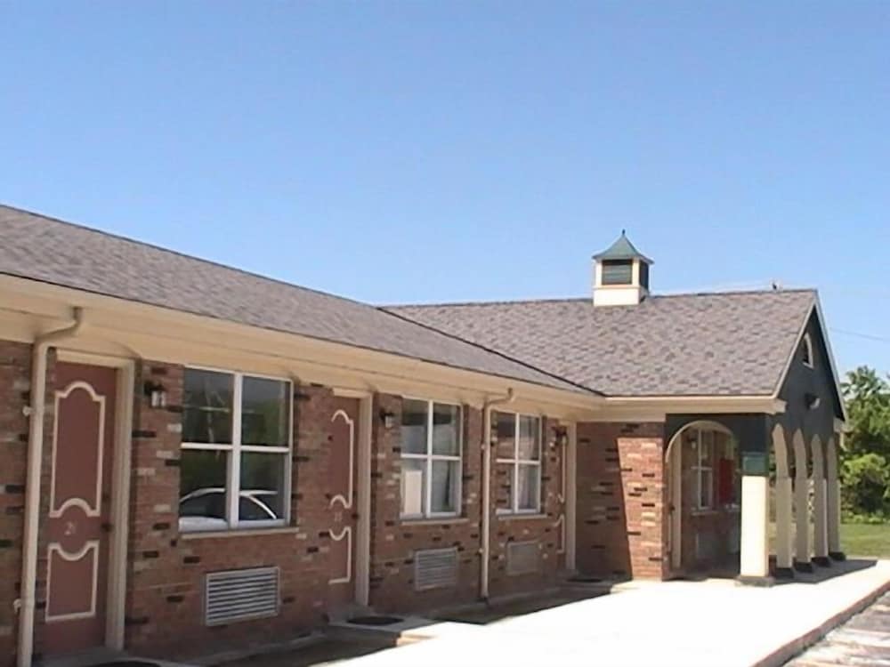 Hometown Inn Galion - photo 16