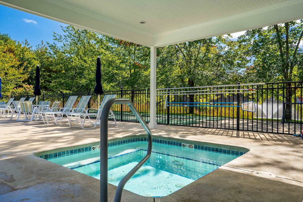 Pool Hot tub Pickleball Sauna Games & More — 4-Star Luxury Hotel in Wells, United States