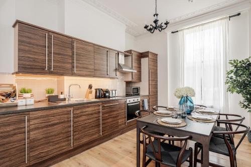 Elegant 3Bed Apartment in Kensington Olympia — 4-Star Luxury Hotel in London, United Kingdom