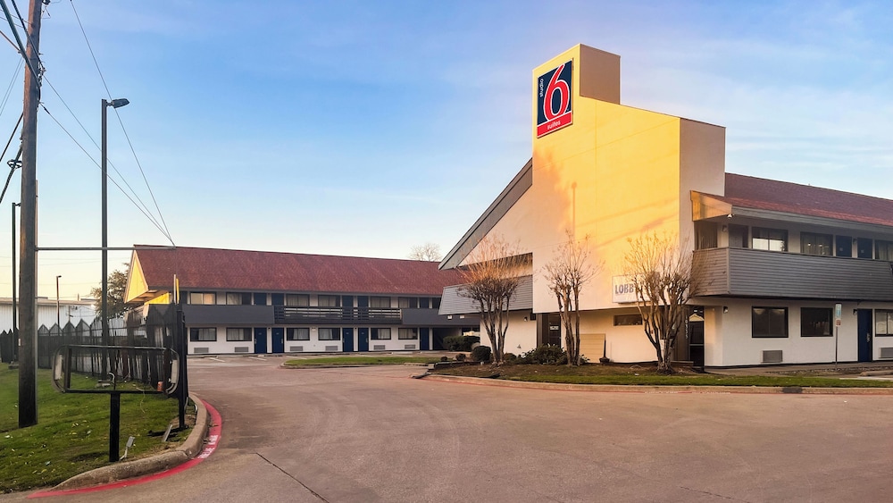 Studio 6 Suites Dallas. TX Loop 12 West - last minute hotel in Dallas