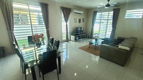 Setia Residen Semi D two half storey 5 Bedrooms unlimited wifi in Unknown City, Malaysia