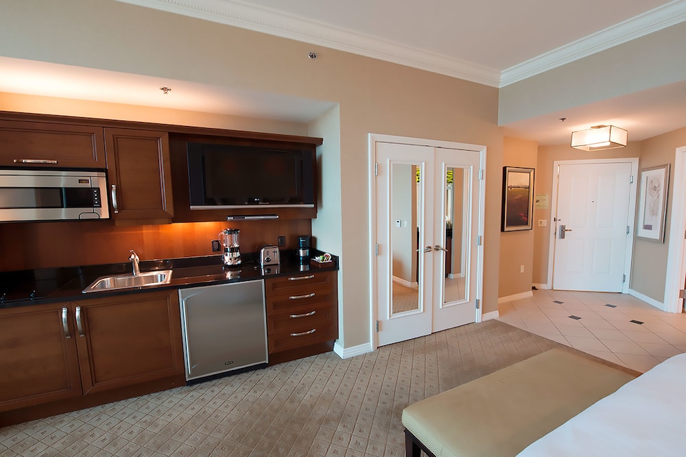 888 Two Bedroom Balcony Suite at Signature Condo Hotel - photo 12