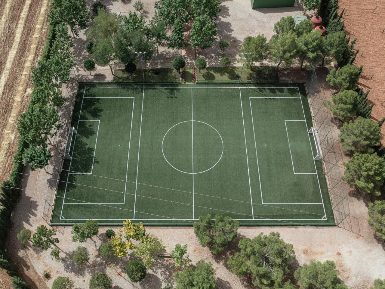 La Finca de Tomás 5 Estrellas Fútbol 7 Piscina Cubierta & Pádel — hotel in Mota Del Cuervo