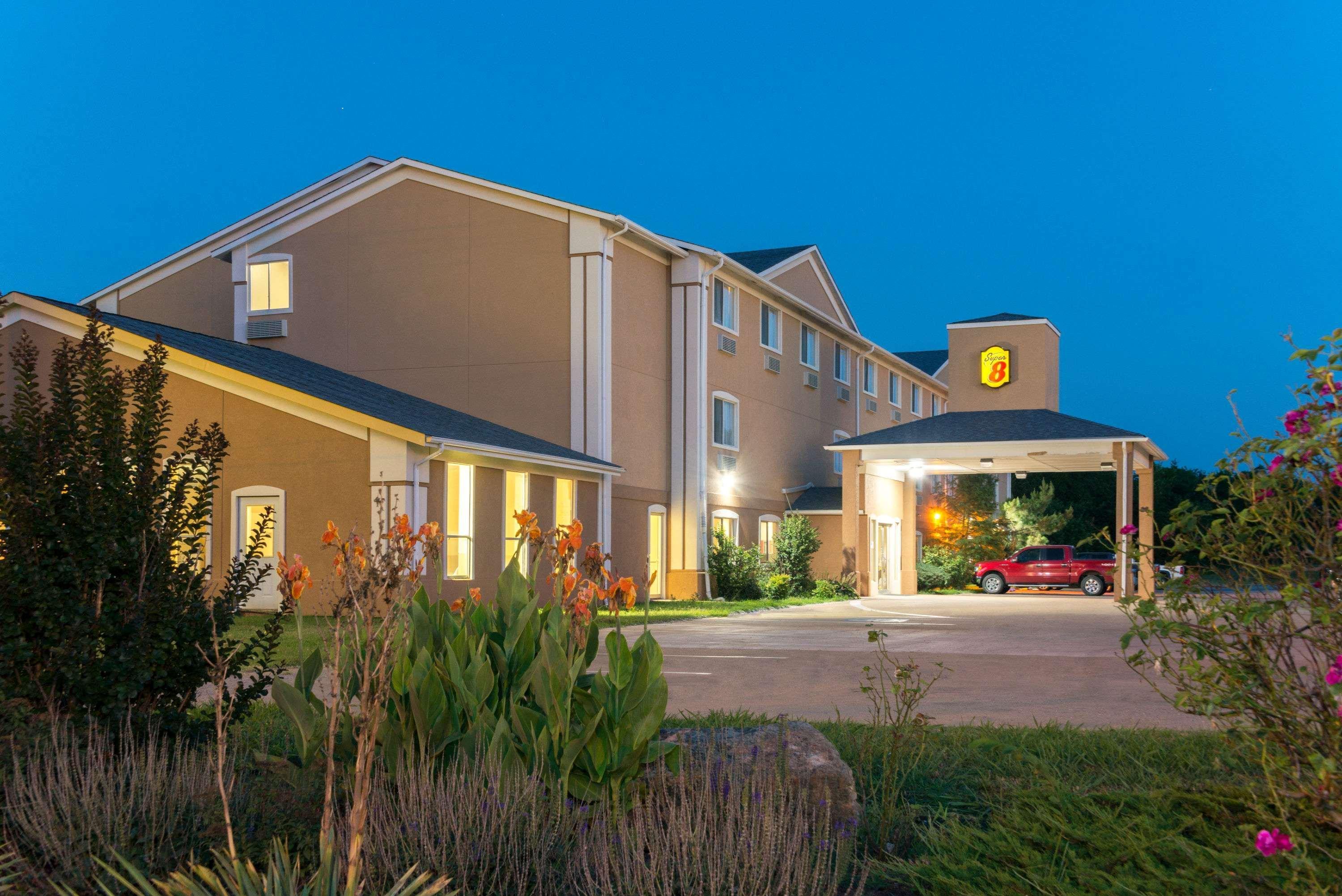 Super 8 by Wyndham Perry - featured photo