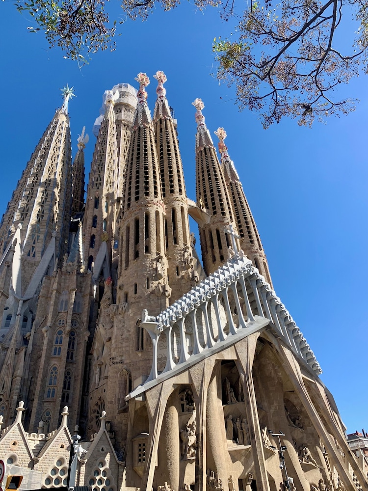Basic Interior Apartment Sagrada Familia — 4-Star Luxury Hotel in Barcelona, Spain
