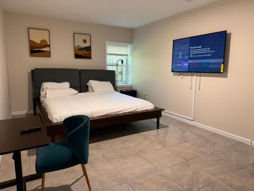 Cosy Bedroom 6 minutes to EWR Prudential Hotels Pen station in Newark, United States