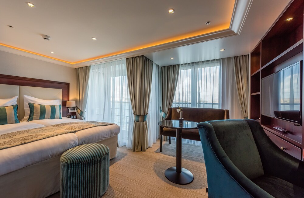 Select MS Charles Dickens Frankfurt in Frankfurt Am Main, Germany