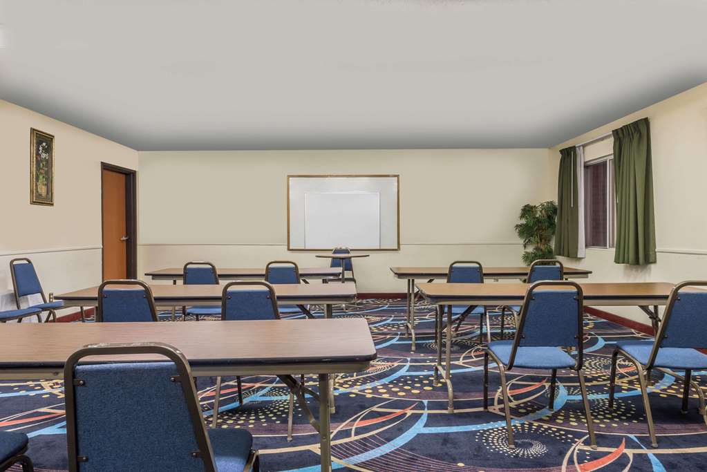 Super 8 by Wyndham Denton - photo 12