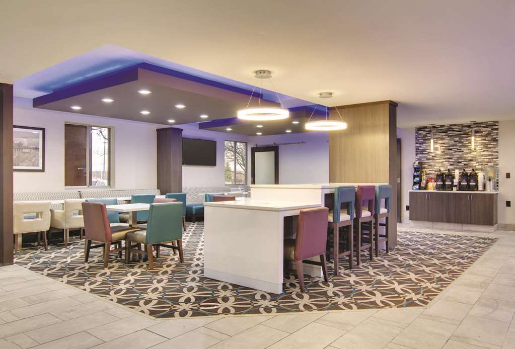 La Quinta Inn & Suites by Wyndham Cleveland Airport West - photo 41