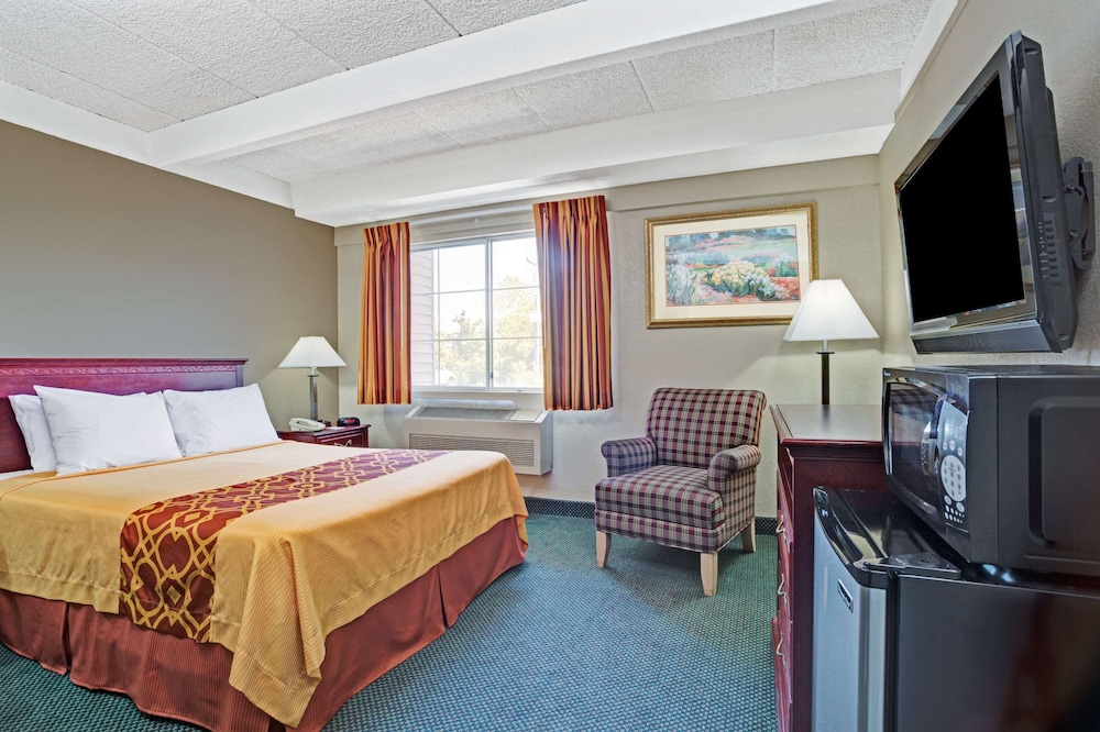 Travelodge by Wyndham Iowa City - photo 3