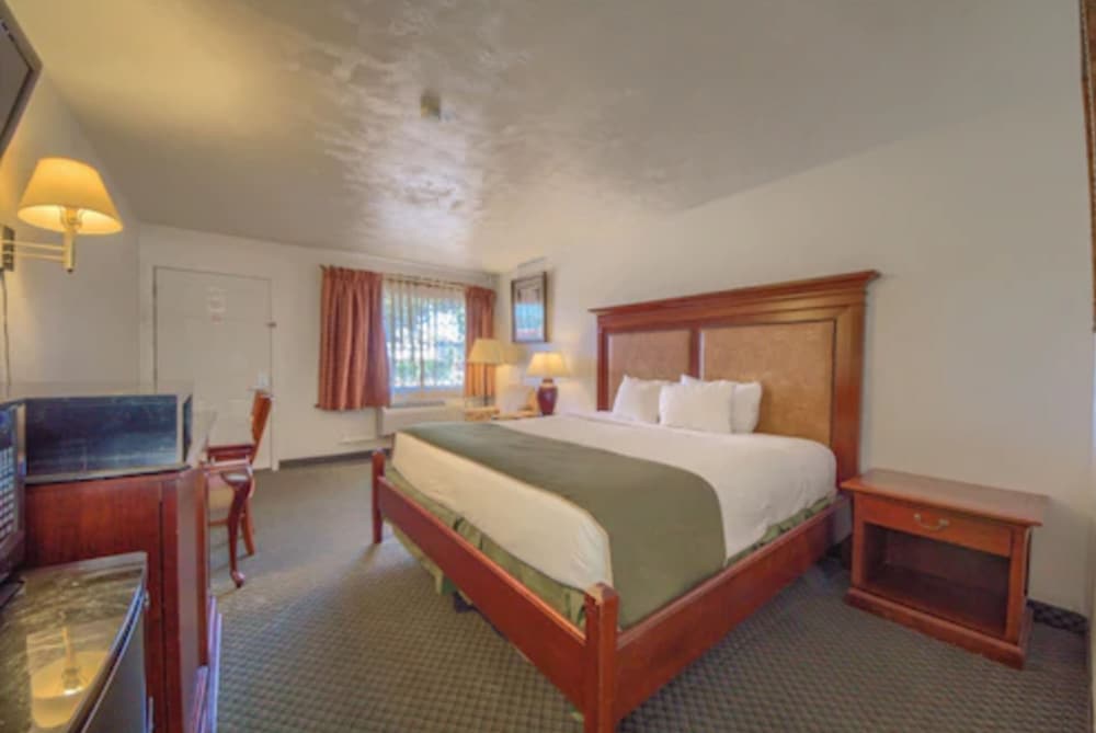 Americas Best Value Inn Uvalde - photo 10