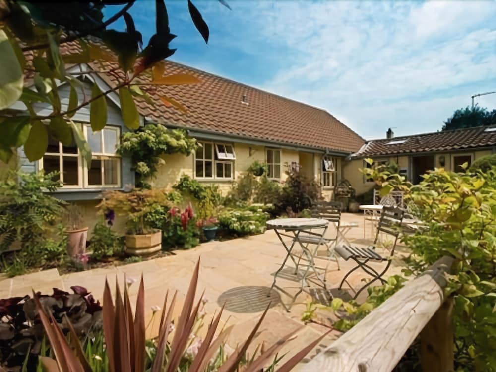 The Willow Guest House — 4-Star Luxury Hotel in Huntingdon, United Kingdom