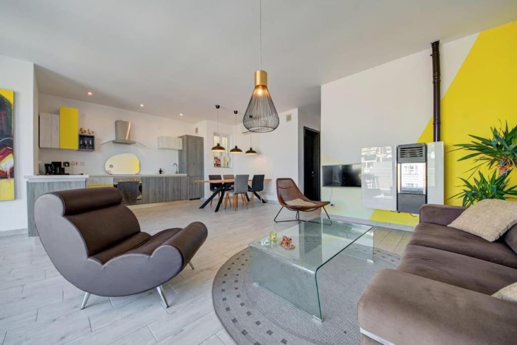 White Lotus Modern Large Terraced Penthouse in Marsascala in Marsaskala, Malta