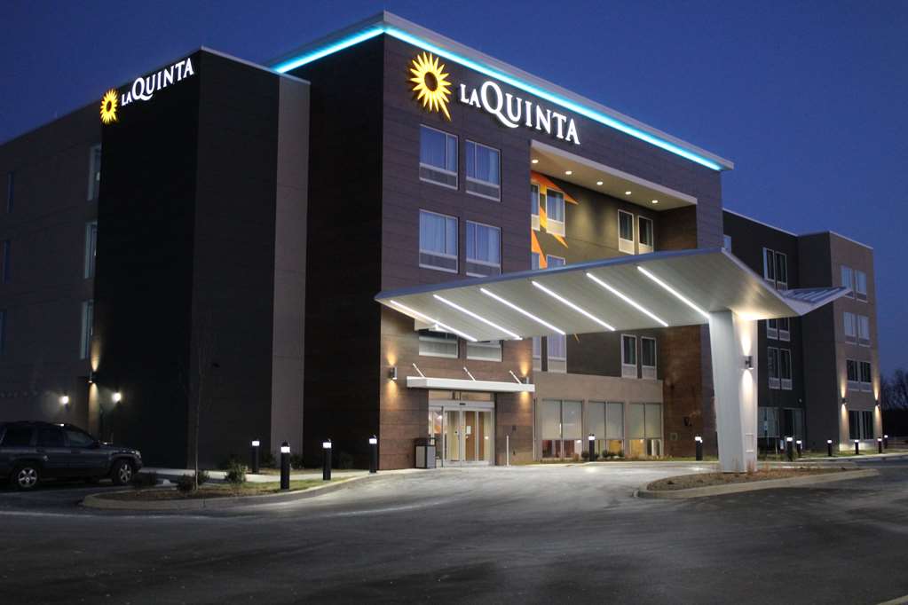 La Quinta Inn & Suites by Wyndham Bardstown - photo 2