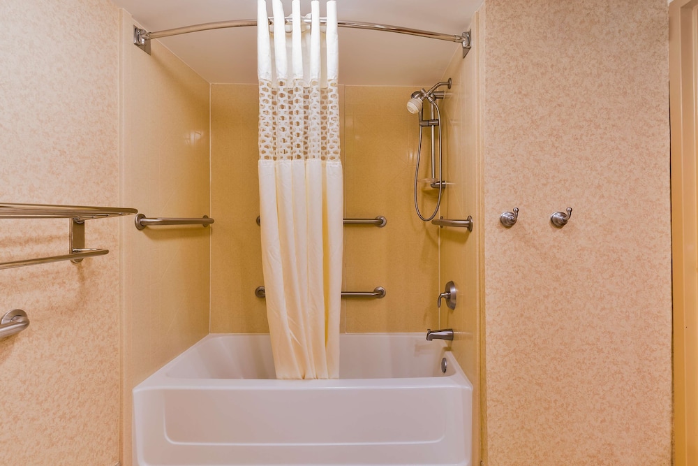 Hampton Inn Hendersonville - photo 31