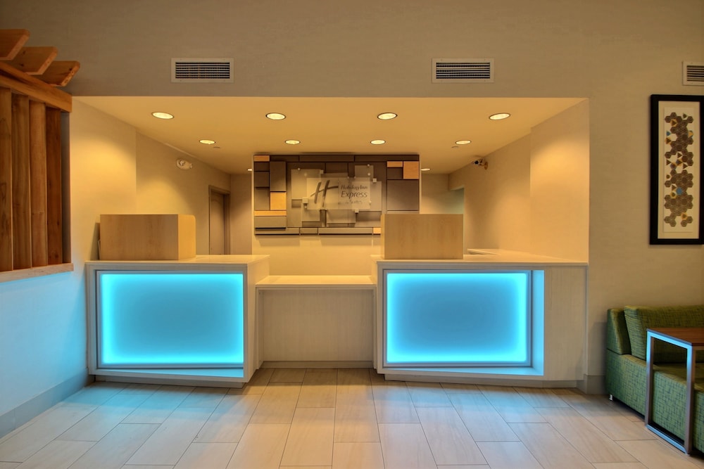 Holiday Inn Express Hotel & Suites Milwaukee Airport by IHG - photo 3