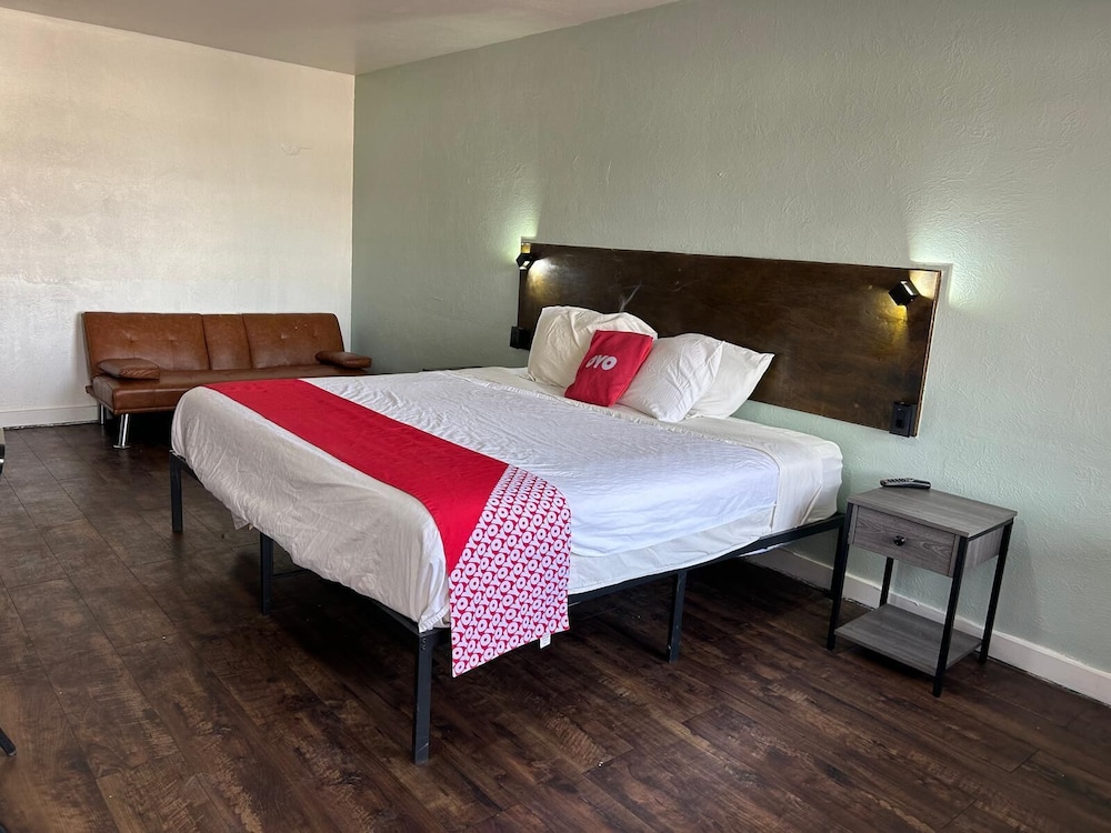 OYO Hotel Downtown Peoria I 74 - photo 19
