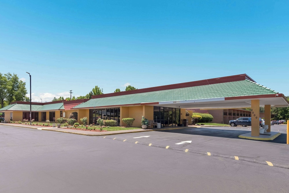 Econo Lodge - carbon neutral hotel in High Point