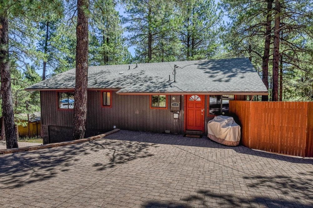 Eternal Treehouse Hot Tub Outdoor Paradise Entertainment Scenic Pine Views — 4-Star Luxury Hotel in Mountainaire, United States