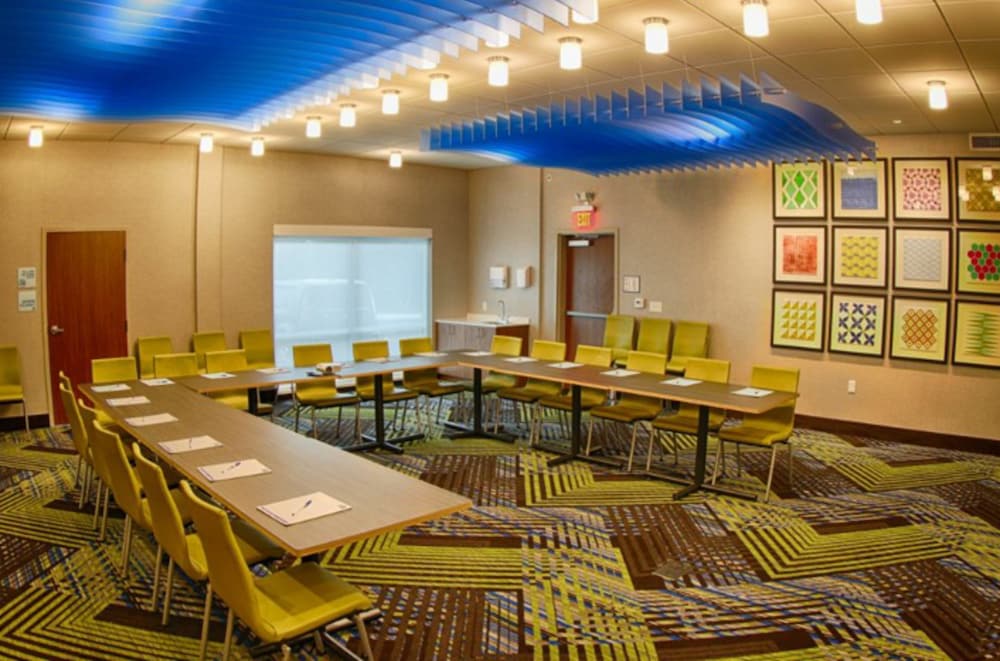 Holiday Inn Express & Suites Detroit North Roseville by IHG - photo 31