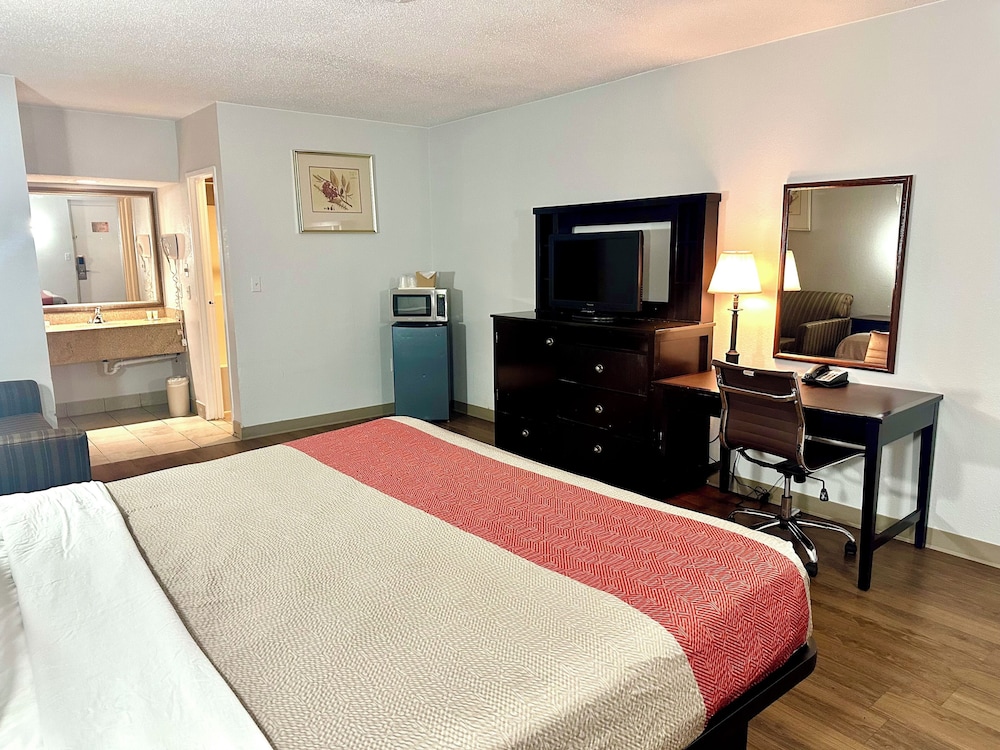 Red Carpet Inn Norwalk - photo 7