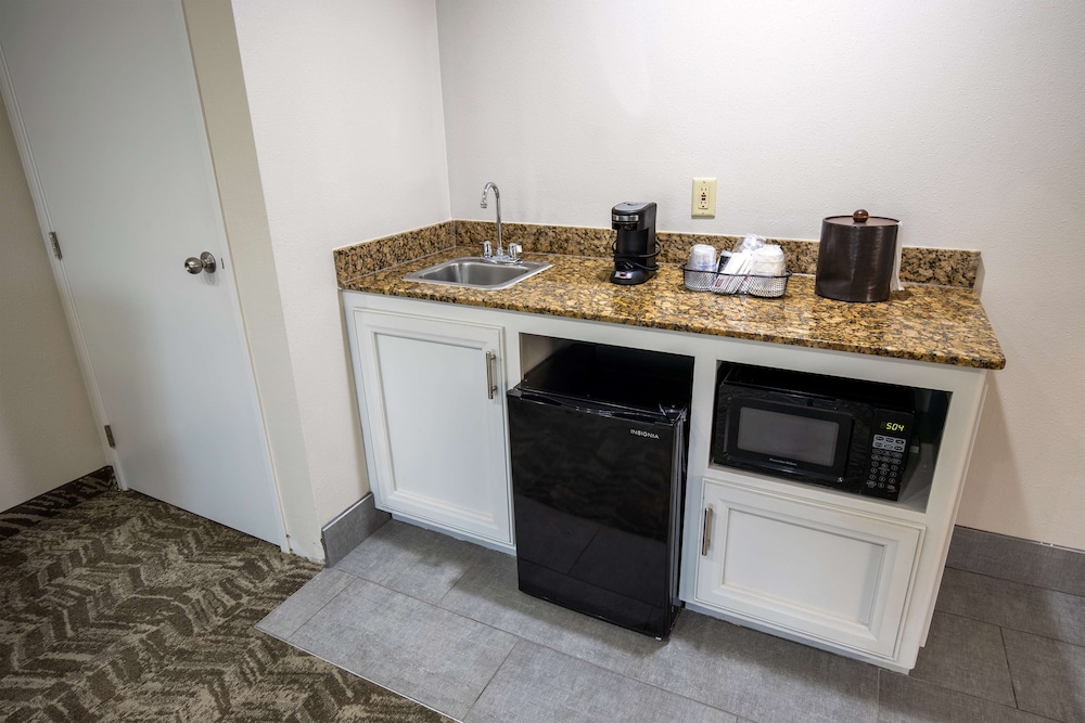 Best Western Plus Vermilion River Inn & Suites - photo 21