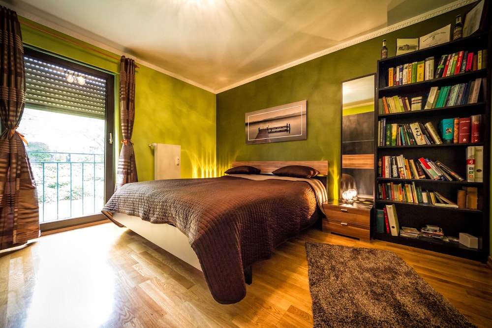 Lakeside Flat — 4-Star Luxury Hotel in Duesseldorf, Germany