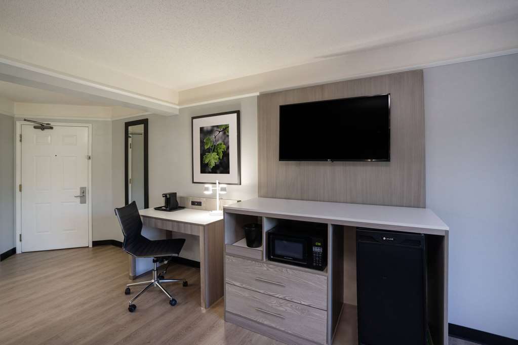 La Quinta Inn & Suites by Wyndham Birmingham Hoover - photo 51